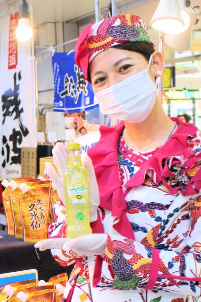 泡盛の女王さんは琉球泡盛リキュール「ZANPA Sparkling」を絶賛PR中（上地輝さん - JR品川駅）
