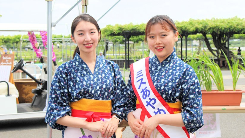 香取市「ミスあやめ」木内育美さんと伊藤優花さん（水郷佐原あやめ祭り 千葉県香取市）