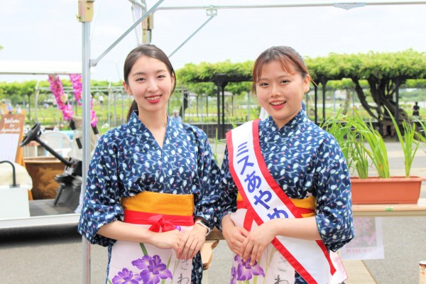 ミスあやめ（香取市）の木内育美さんと伊藤優花さん（水郷佐原あやめ祭り 千葉県香取市）