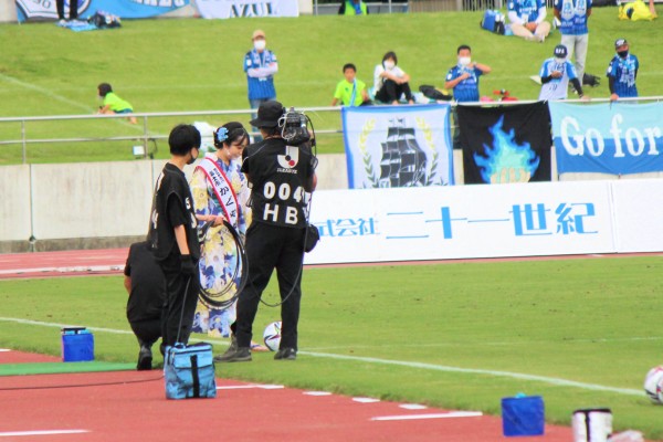 J3沼津vsJ3富山戦の試合開始前のキックインに臨む第36代富士市かぐや姫の佐藤夏音さん（愛鷹広域公園多目的競技場 静岡県沼津市）