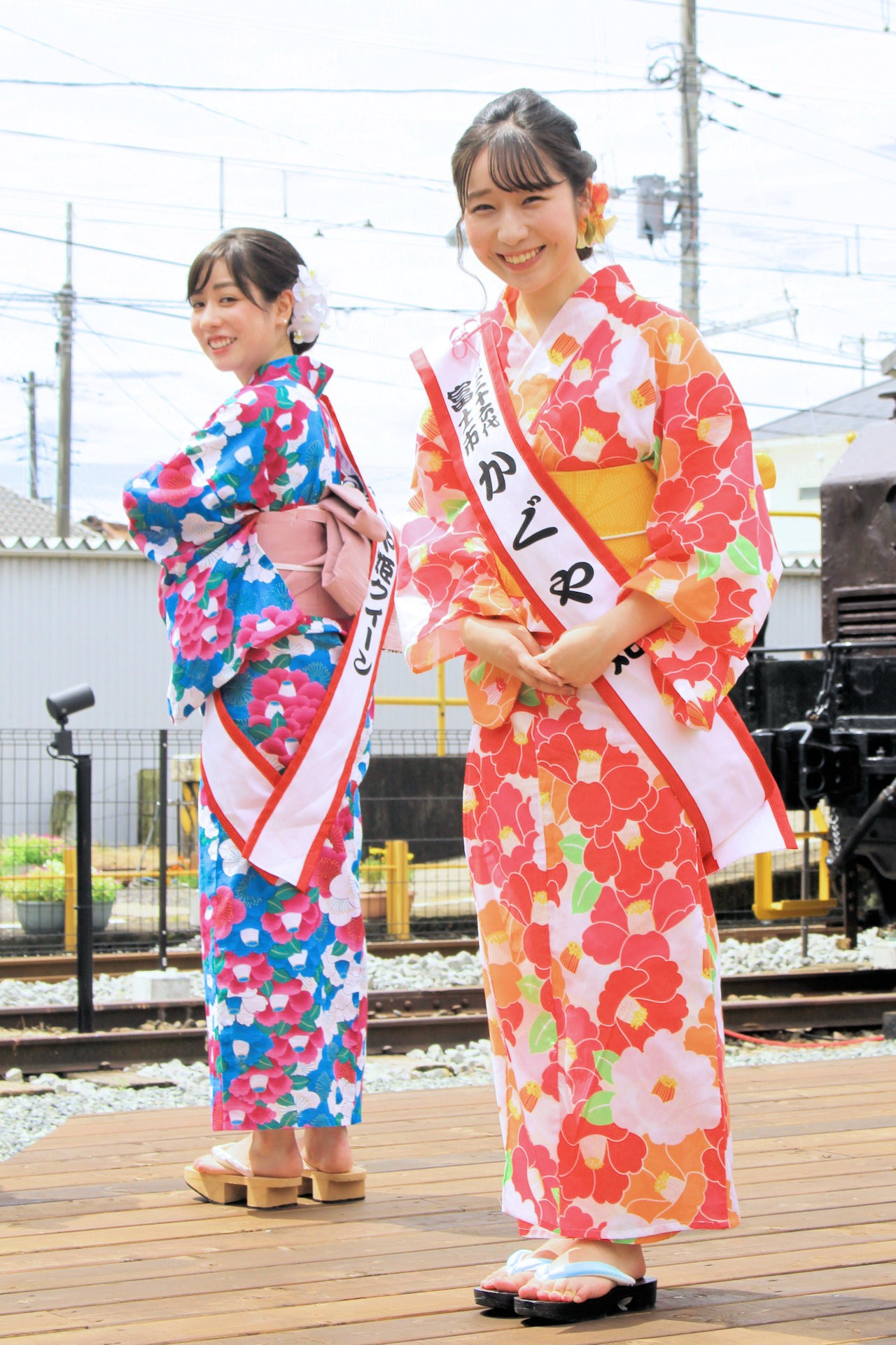 がくてつ機関車ひろば完成記念式典で挨拶した第36代富士市かぐや姫の佐藤夏音さん（右）とかぐや姫クイーンの齋藤果歩さん（左後方）（岳南富士岡駅 機関車ひろば）