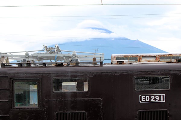 岳南富士岡駅と「がくてつ機関車ひろば」から望む富士山（静岡県富士市）
