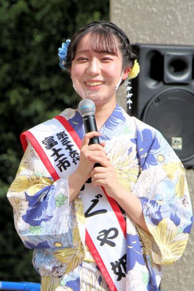 佐藤夏音さんは第36代富士市かぐや姫としてJ3沼津の「全力ステージ」MCで活躍（愛鷹広域公園多目的競技場 静岡県沼津市）