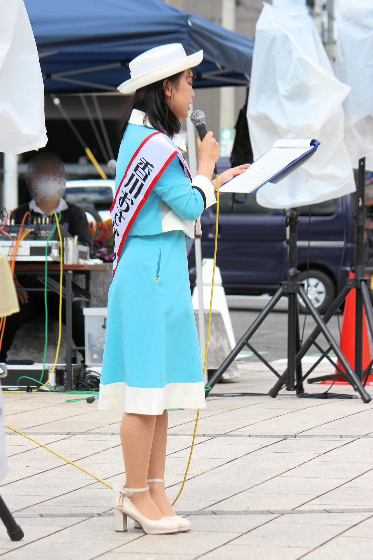 「さかいで塩まつり」のクイズコーナー司会で活躍する香川おさかな大使の竹林成瑠美さん（「さかいで鹽まつり」JR坂出駅前 香川県坂出市）