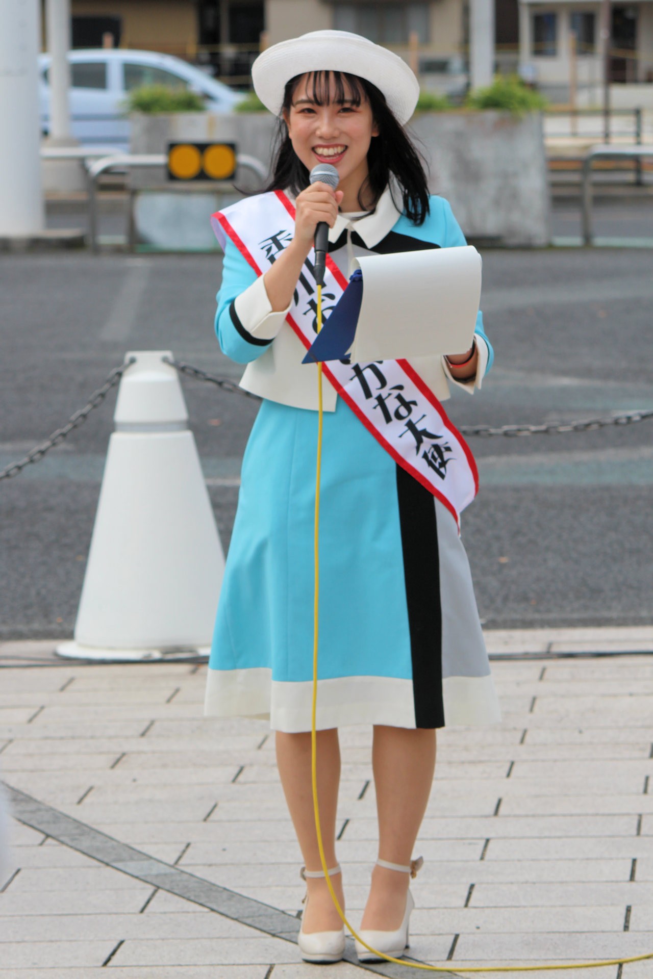 香川おさかな大使の竹林成瑠美さんは「さかいで塩まつり」の「おさかなクイズ」の司会で活躍（「さかいで鹽まつり」JR坂出駅前 香川県坂出市）