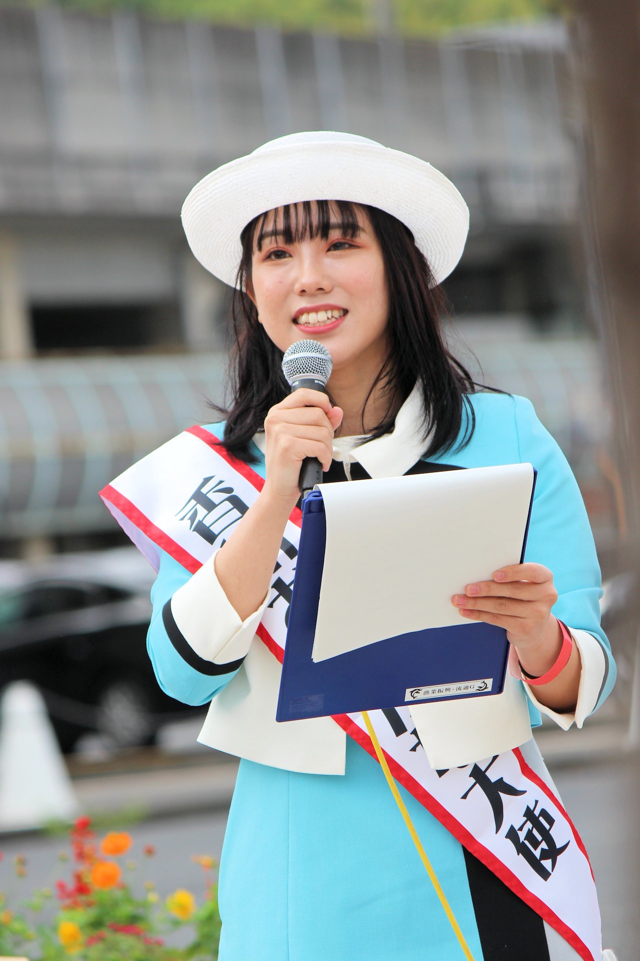 おさかなクイズの司会で活躍する香川おさかな大使の竹林成瑠美さん（「さかいで鹽まつり」JR坂出駅前 香川県坂出市）