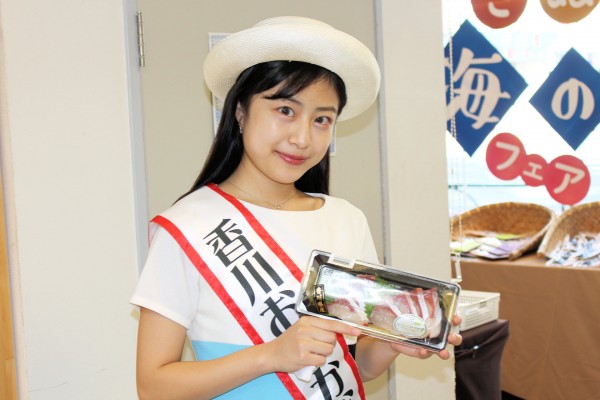 Sumire TAMURA, Kagawa Osakana Ambassador, the 17th - a promo girl for Kagawa Pref's seafood : 田村純麗さんは香川おさかな大使として香川県産「オリーブハマチ」の宣伝に活躍（せとうち旬彩館 東京都港区）