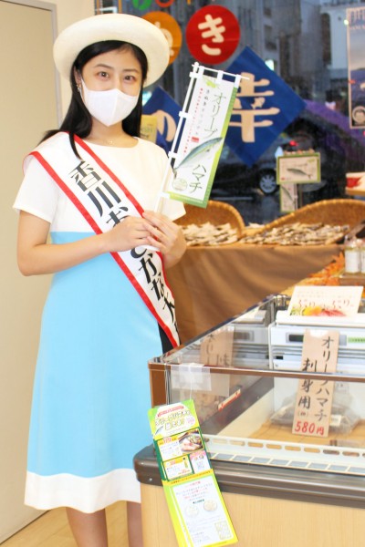 香川おさかな大使の田村純麗さんは香川県産「オリーブハマチ」の宣伝に活躍（許可を得て撮影掲載 せとうち旬彩館 東京都港区）