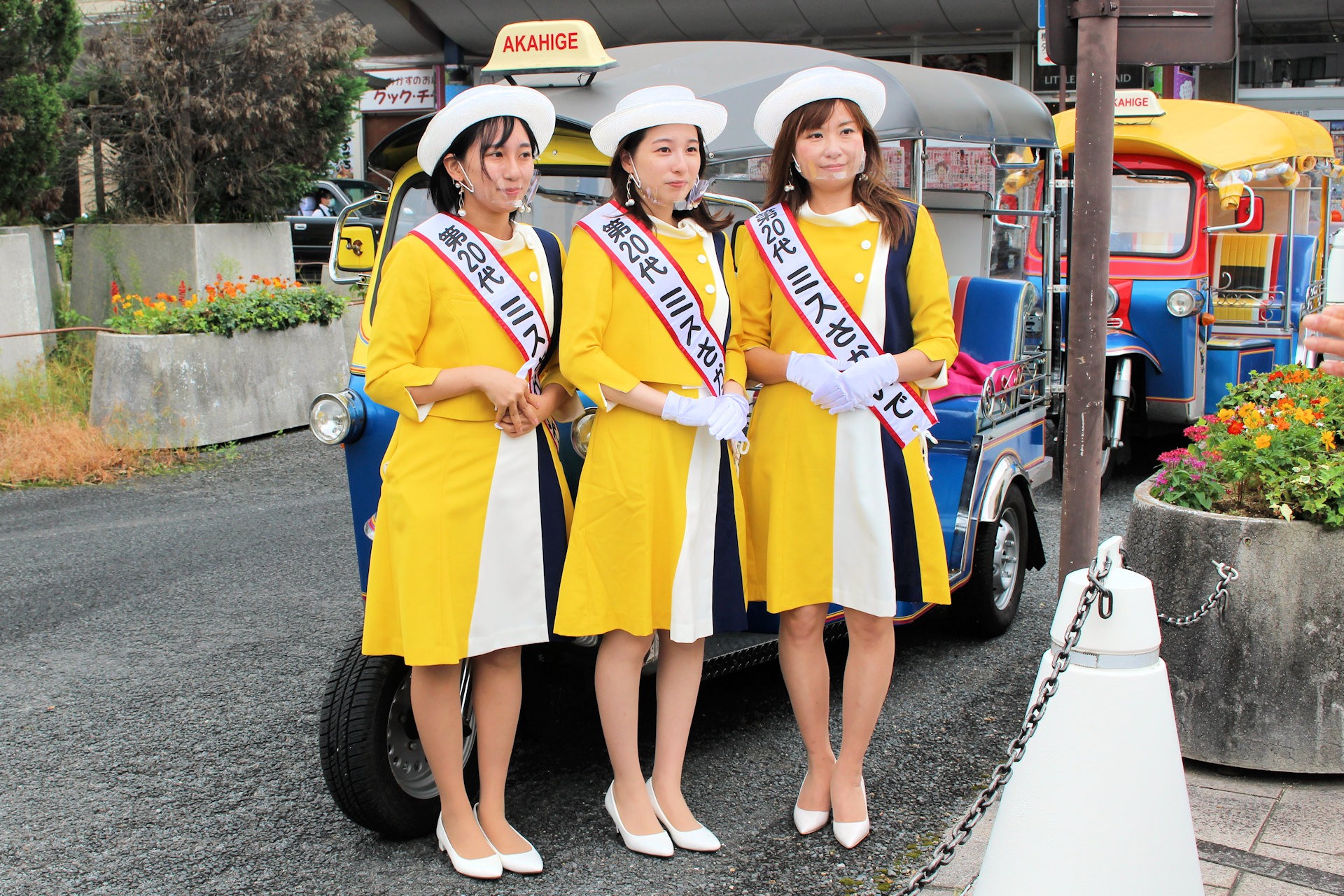 「ミスさかいで（現・坂出かけはし大使）」溝渕まどかさん、竹原珠奈さん、黒川笑津子さん（JR坂出駅前 香川県坂出市）