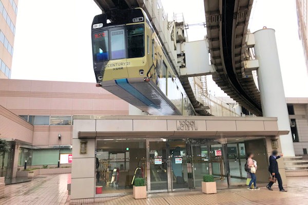 そごう千葉店の建物をかすめるように通る千葉モノレールの列車（千葉市中央区）