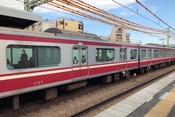 窓を全閉状態で営業運転する京急1000型系列（ステンレス車体）の車両