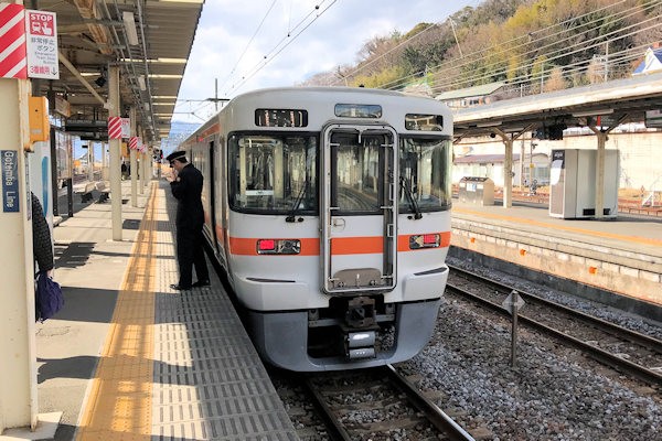 JR国府津駅に停車するJR東海の313系電車（神奈川県小田原市）