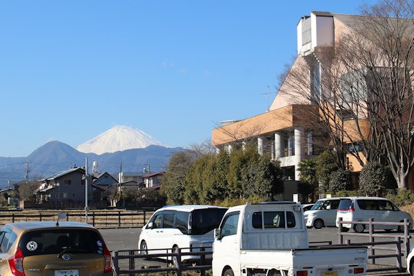 大井町総合体育館から望む富士山（神奈川県大井町）