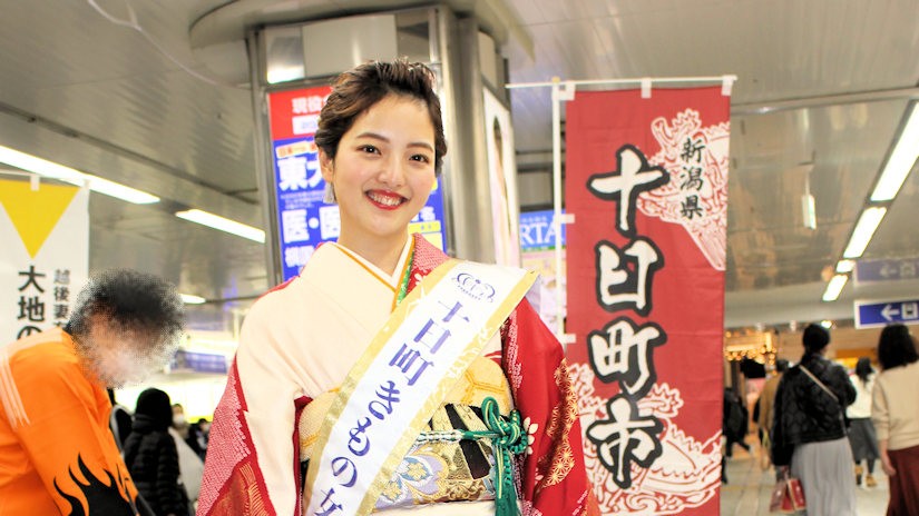 十日町きもの女王2020-2021の山田珠雅さん（JR横浜駅地下中央通路）