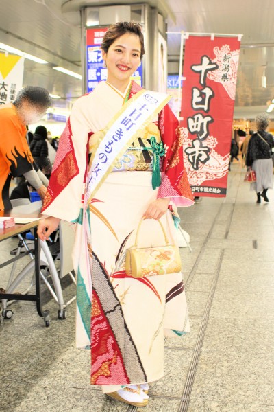 十日町きもの女王2020の山田珠雅さん（JR横浜駅地下中央通路）