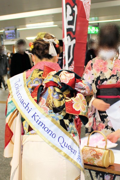 十日町きもの女王さんが参加した十日町市（新潟県）観光キャラバンの様子（JR横浜駅 横浜市西区）