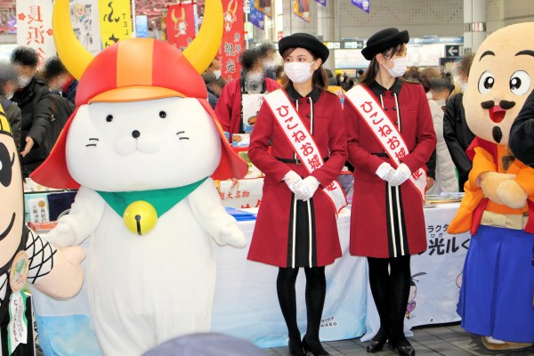 ひこねお城大使（彦根市）の前川愛梨さんと岡本真弥さん 左は彦根市の「ひこにゃん」右は長浜市・米原市の「ひでよしくん」（めくるめく歴史絵巻 滋賀・びわ湖観光物産展 in名古屋 金山総合駅 名古屋市熱田区・中区）