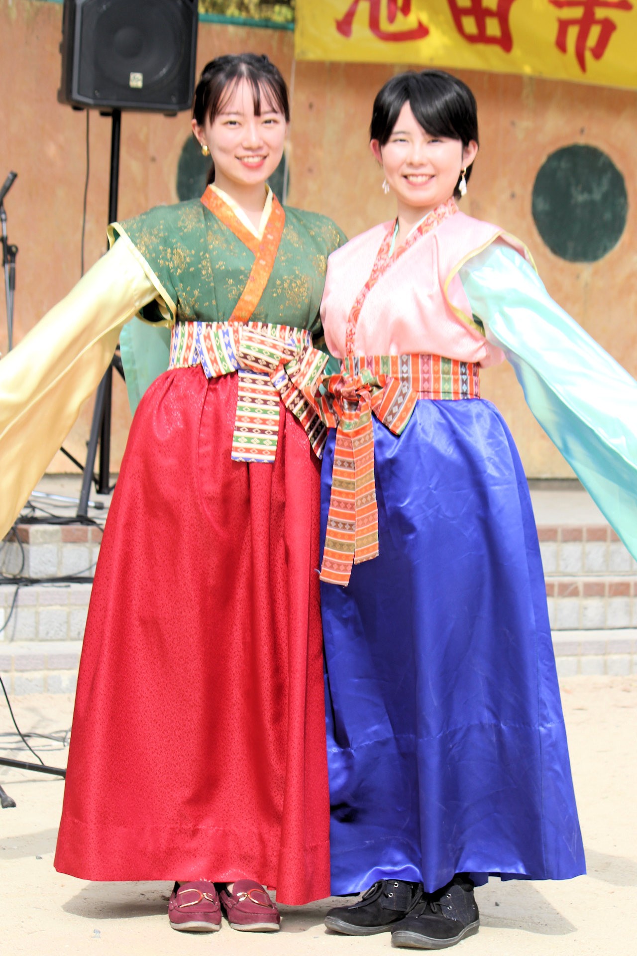 4代目いけだ織姫の綾部由樹乃さんと小林咲希さん（池田市商業祭 石橋駅前公園）