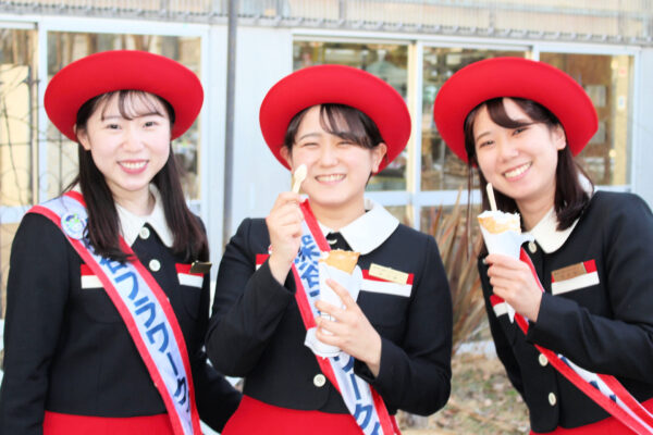 深谷フラワークィーンの田原実来さん、野原美月さん、吉澤萌那さんは出店の宣伝でクレープをお召し上がり中（ネギロック2022 埼玉県深谷市）