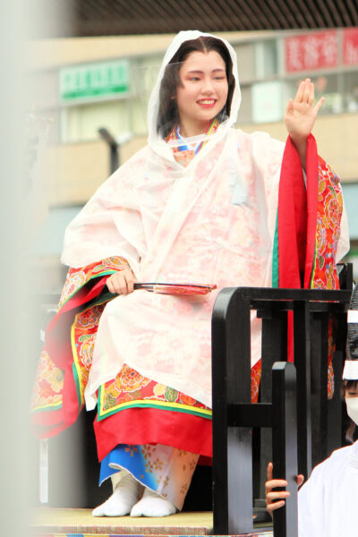 雨天となった2022年の「照姫行列」で照姫役を務める片山亜樹さんは雨具を着用（「照姫まつり」西武池袋線石神井公園駅前 2022年4月）