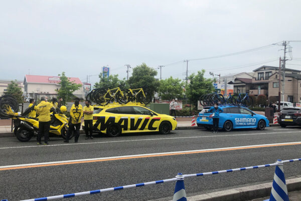 自転車ロード競技「ツアーオブジャパン 相模原ステージ」のスタート地点の様子（相模原市緑区）