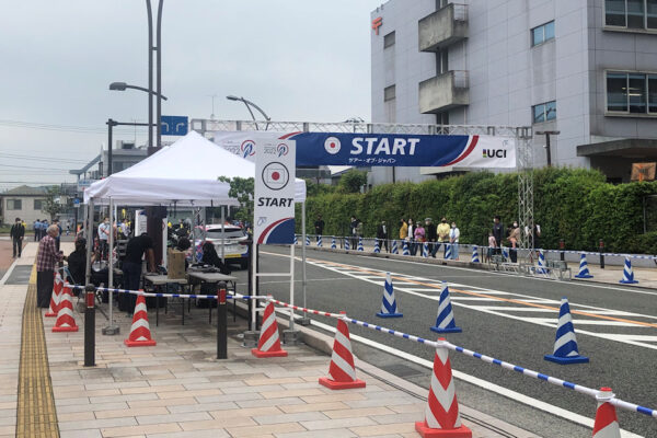 自転車ロード競技「ツアーオブジャパン 相模原ステージ」のスタート地点の様子（相模原市緑区）