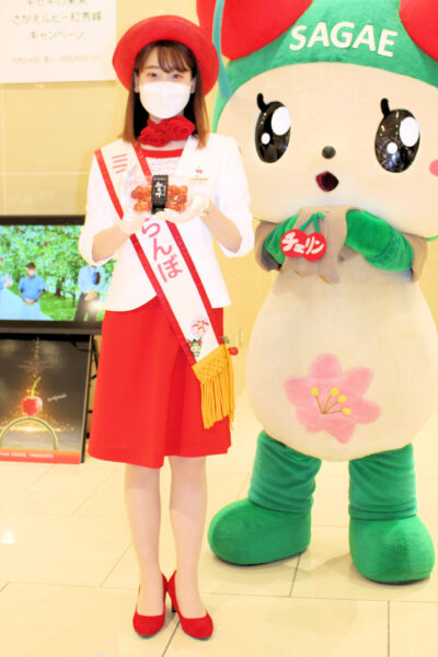 Rin SATO, Miss Sakuranbo (cherry) the 46th, a promo girl for Sagae City products and tourism - 寒河江市ミスさくらんぼの佐藤凛さん 右はチェリンさん（「さがえルビー紅秀峰PRキャンペーン」三越本店）