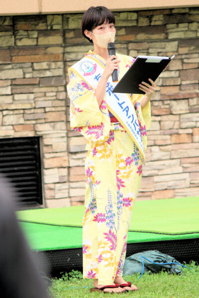 2022ちばポートアンバサダーの川本泉さんはステージイベントの司会MCで活躍（千葉みなと さんばしまつり）