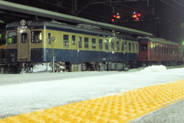 糸魚川駅に停車中のJR西日本の気動車「キハ52」（2010年2月）