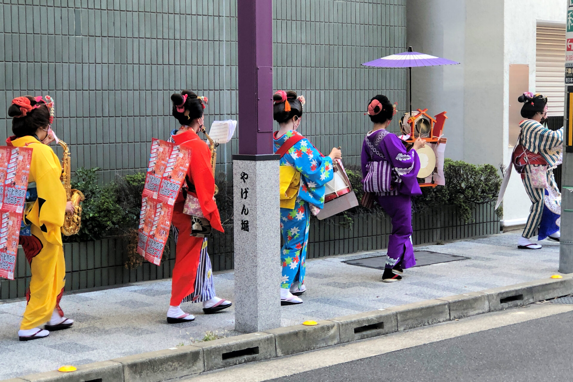 「やげん堀移動商店街縁日まつり」を宣伝するチンドン芸能社の皆さん（東京都中央区東日本橋）