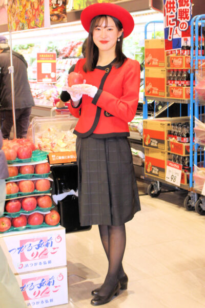 「ミスりんごあおもり」成田葵葉さんは「青森フェア」で県産リンゴをPR（ベルク和光白子店 埼玉県和光市）