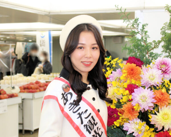 Yumeko TAMURA, Akita Tourism Lady the 18th, a promo girl for Akita City commerce & tourism - あきた観光レディーの田村友明子さん（「あきた産直フェア」新宿駅西口広場 東京都新宿区）