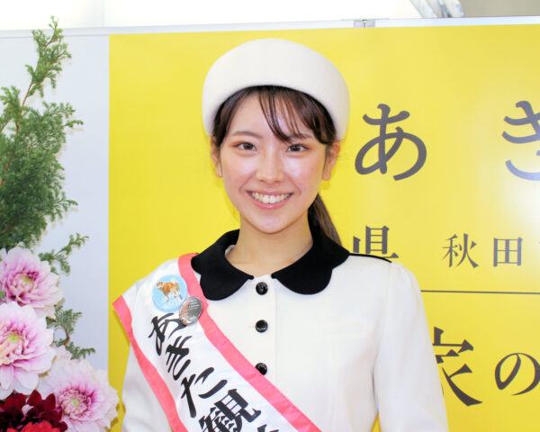 Yuka HAYASHI, Akita Tourism Lady the 19th, a promo girl for Akita City commerce & tourism - あきた観光レディーの林佑果さん（「あきた産直フェア」新宿駅西口広場 東京都新宿区）