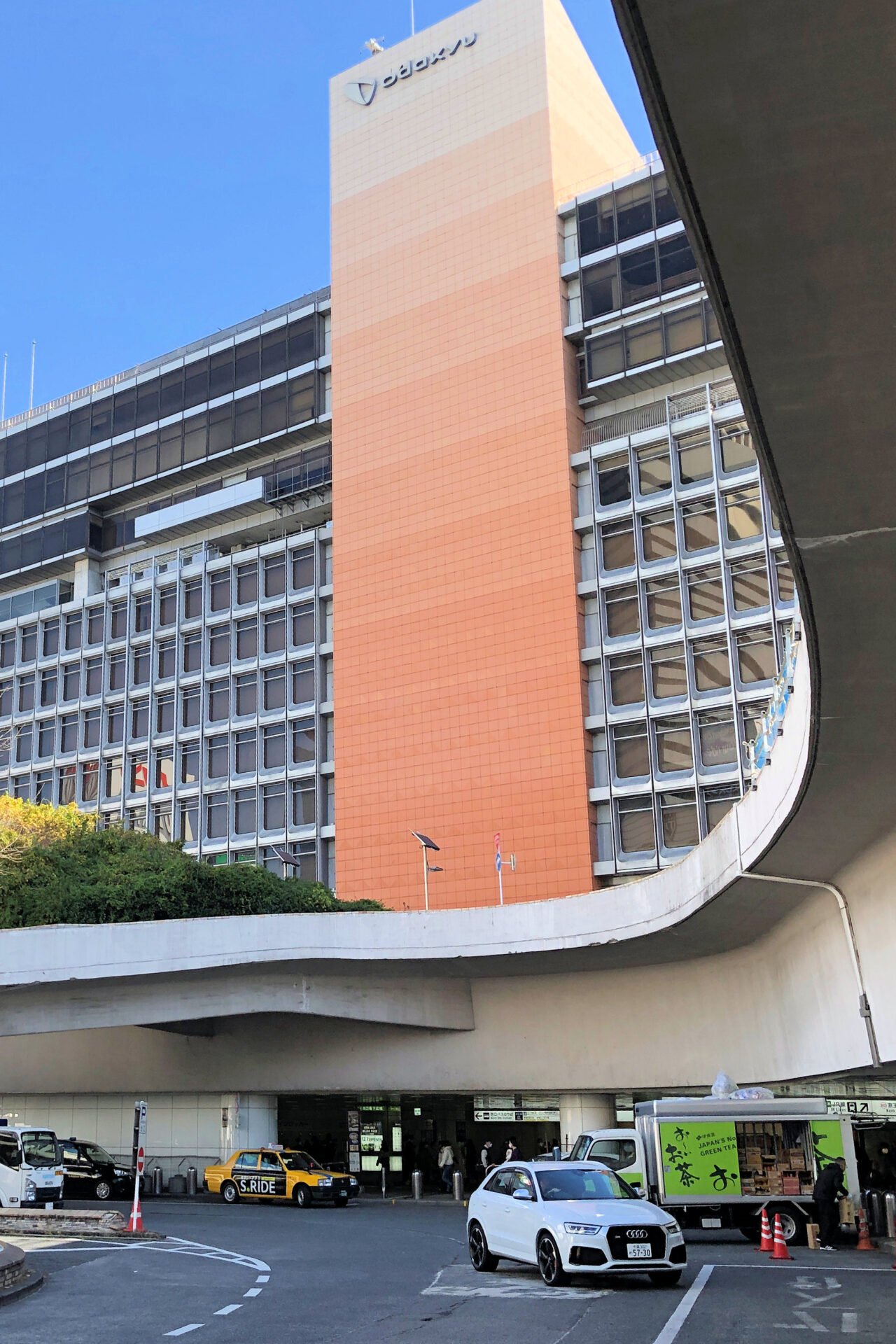 "新宿駅西口の小田急百貨店の建物（東京都新宿区 2022年撮影）