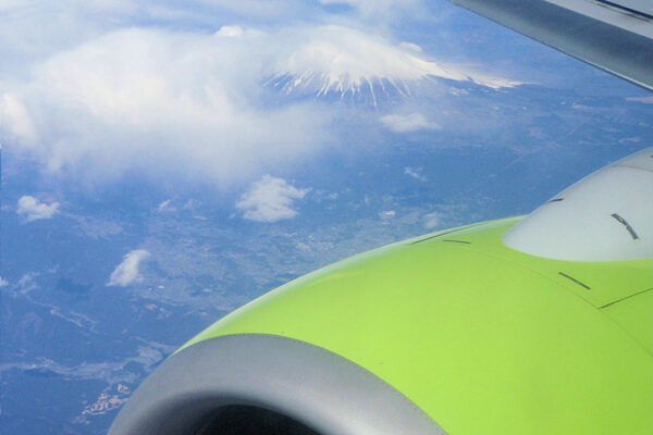 ソラシドエアB737-800機上から臨む富士山