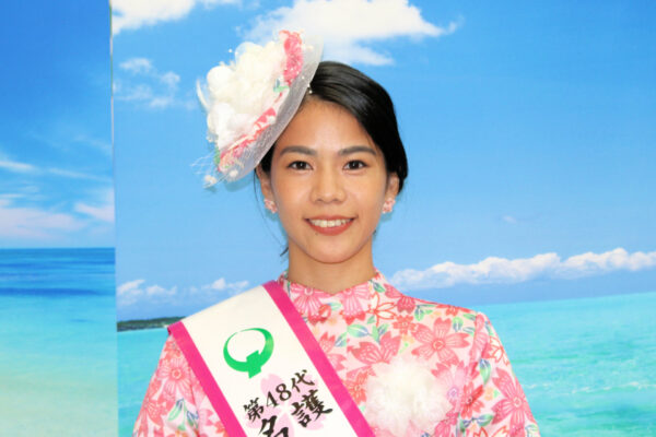 Ito SHIMABUKURO, Nago Sakura-no-joou (Queen of Cherry Blossom) the 48th, a promo girl for Nago City commerce, festivals & tourism- 「名護さくらの女王」島袋伊都さんは名護市（沖縄県）の観光PRに活躍（「ちむどんどんフェア」川崎アゼリア 川崎市川崎区）