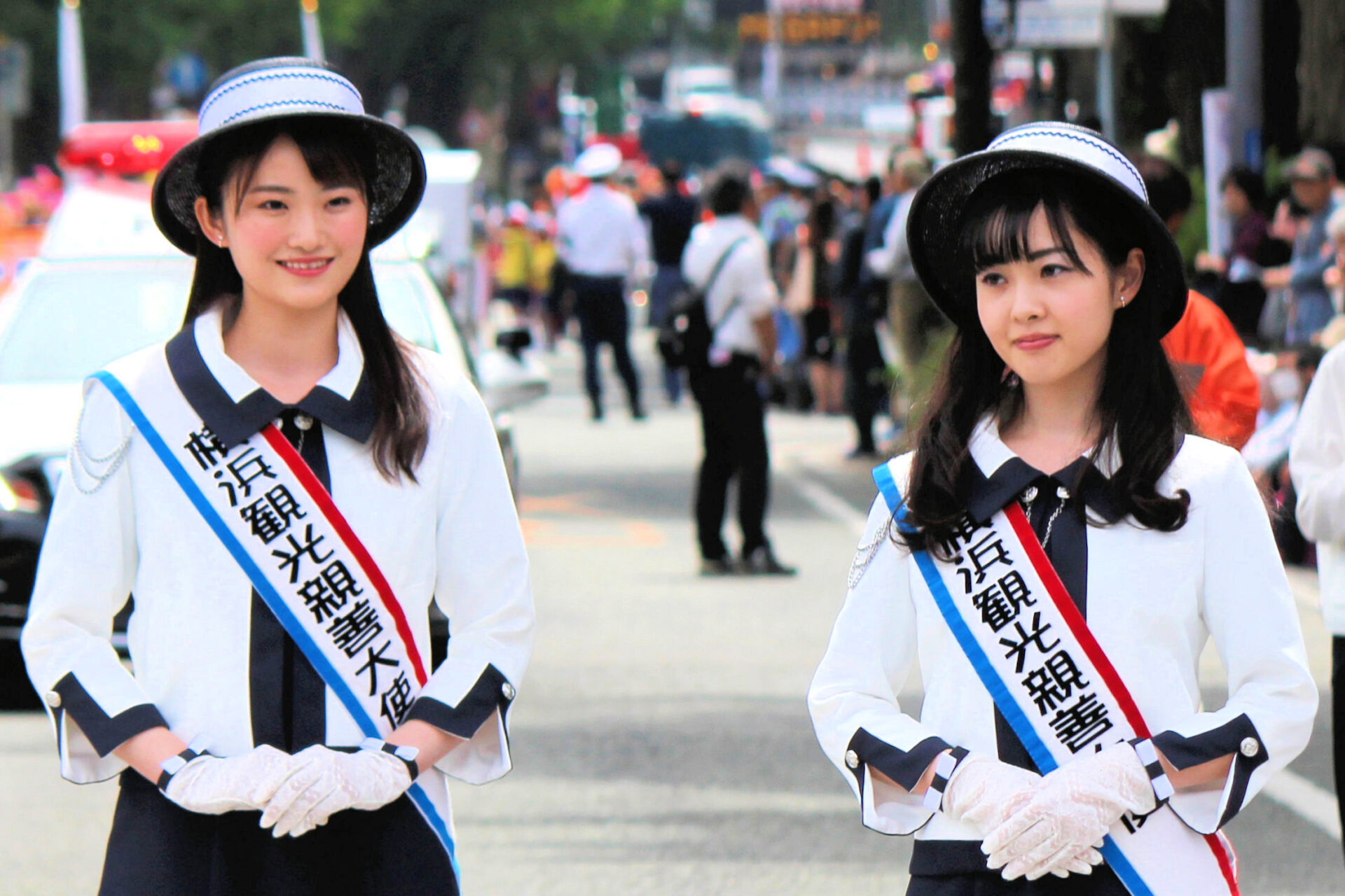 横浜観光親善大使の川内美月さんと渡部結郁子さん（「ザよこはまパレード2019国際仮装行列」横浜市中区）